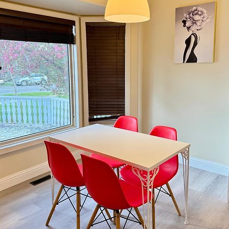 Gorgeous House&30 Second Bus Station Close C-Train& Free Parking Calgary Zewnętrze zdjęcie