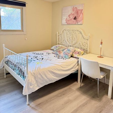 Gorgeous House&30 Second Bus Station Close C-Train& Free Parking Calgary Zewnętrze zdjęcie