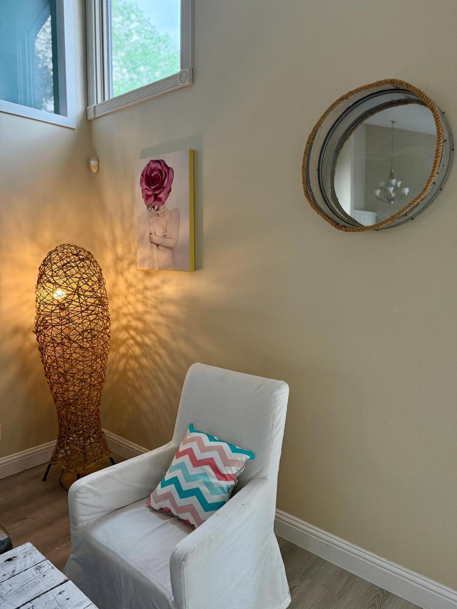 Gorgeous House&30 Second Bus Station Close C-Train& Free Parking Calgary Zewnętrze zdjęcie