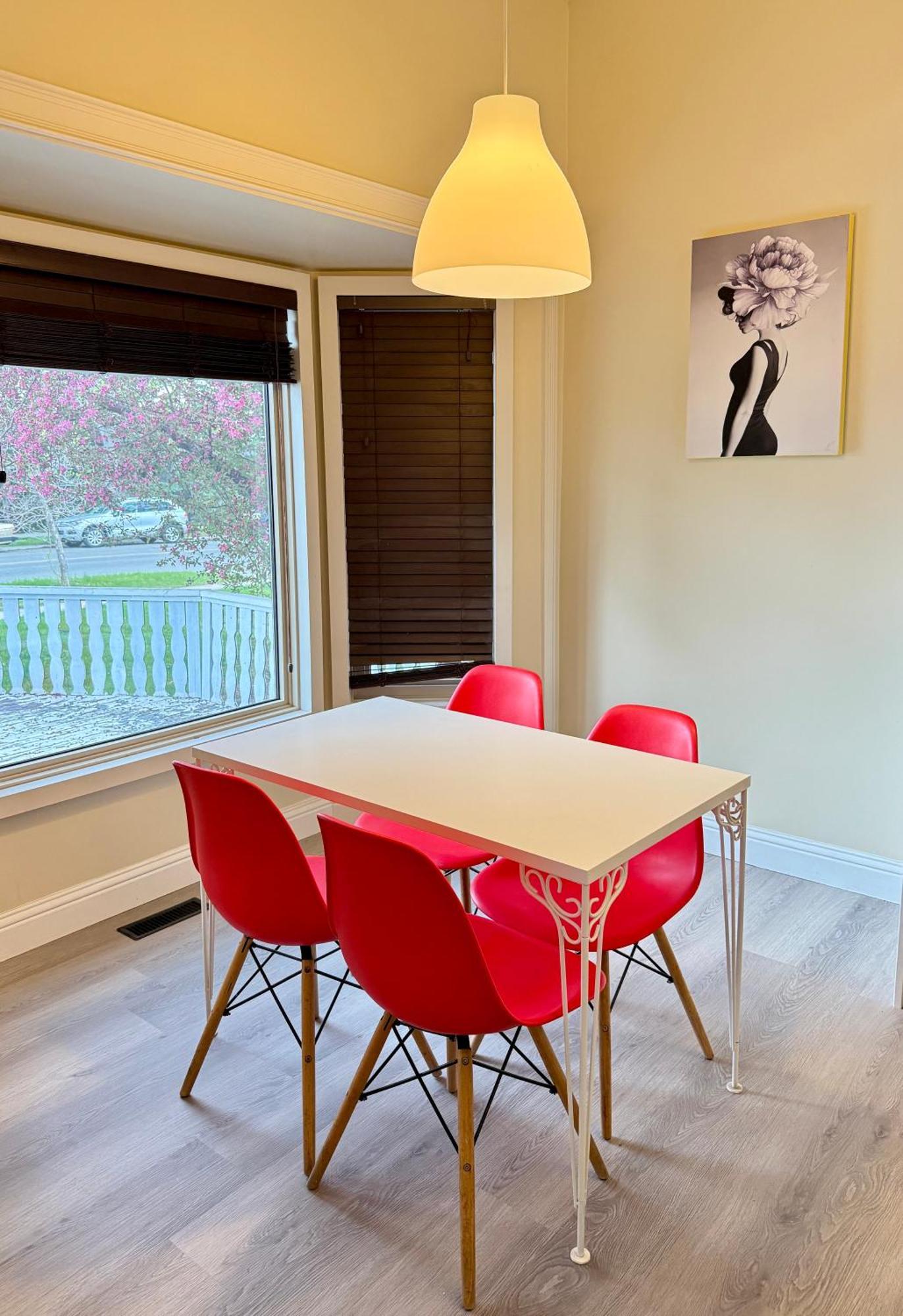 Gorgeous House&30 Second Bus Station Close C-Train& Free Parking Calgary Zewnętrze zdjęcie